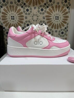 ALO Yoga Women’s White and Pink Low-Top Recovery Mode Sneakers